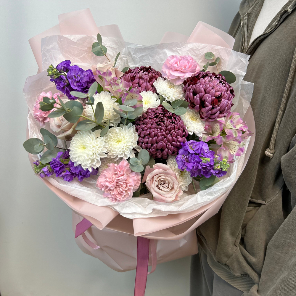 Букет с яркой маттиолой и хризантемой бигуди