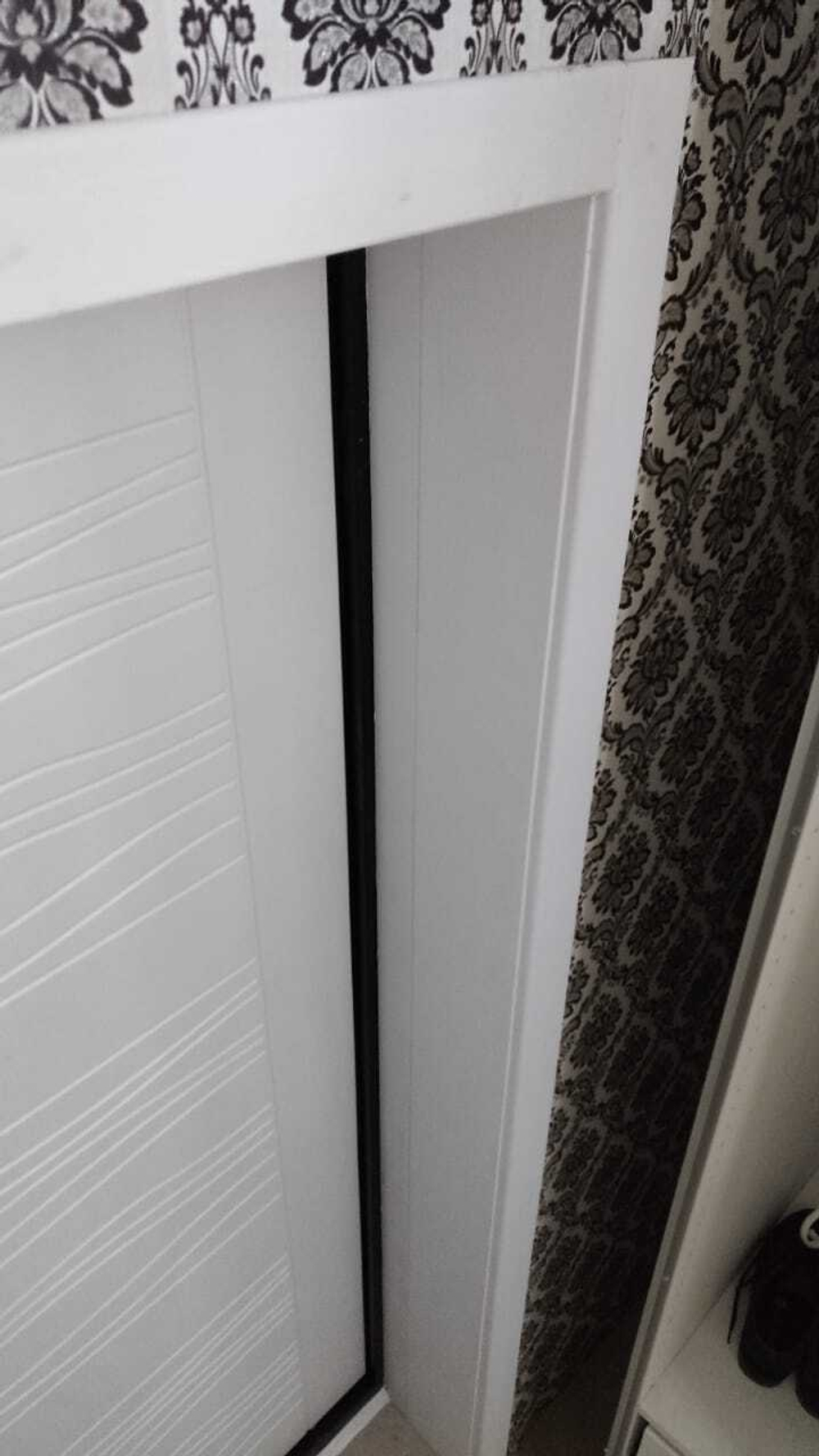 Дверь входная Лабиринт CLASSIC шагрень черная 06 - Белое дерево металлическая