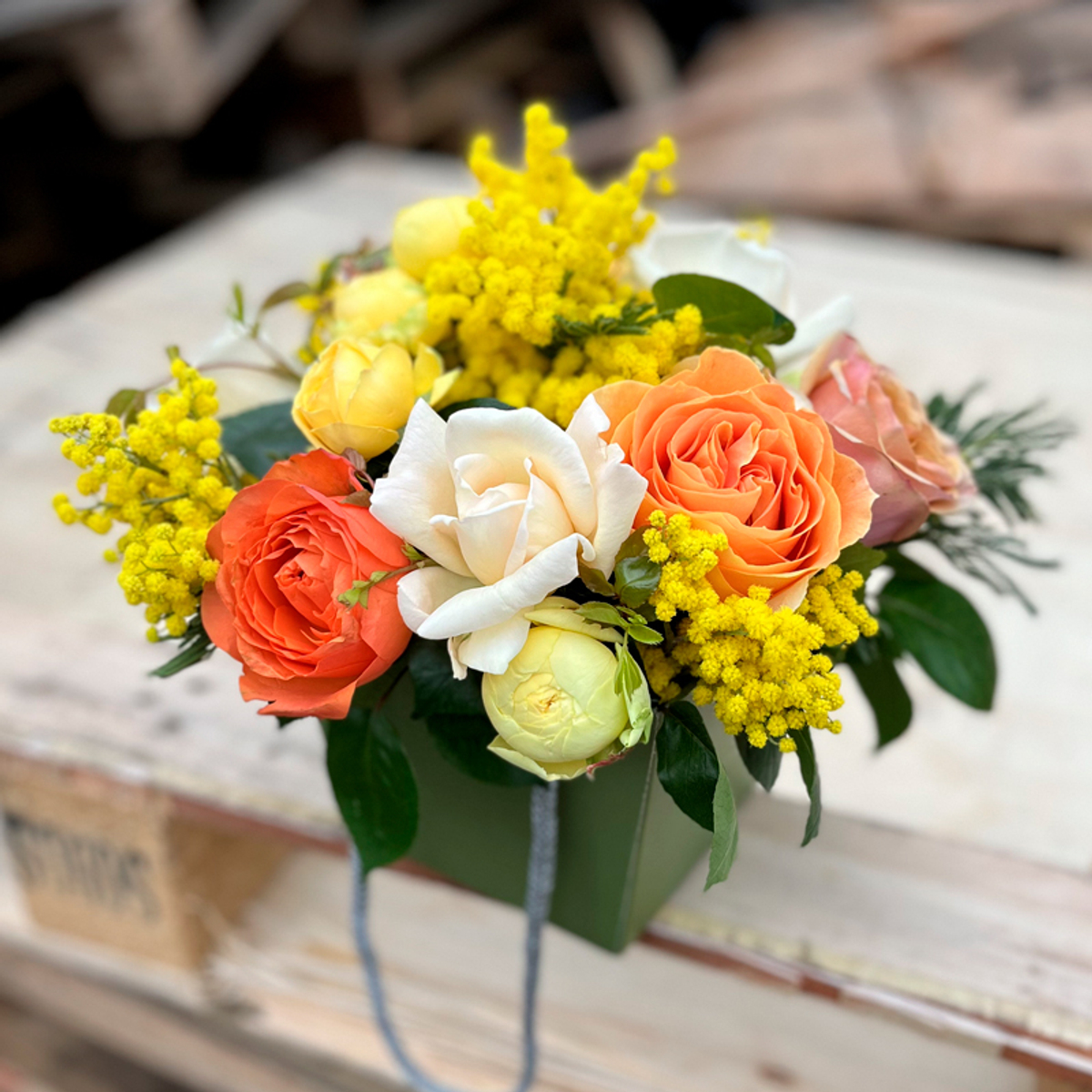 🌸☀️ композиция Весенний водоворот — садовые и ароматные розы + душистая пушистая мимоза — в коробке — 8 марта у Феи