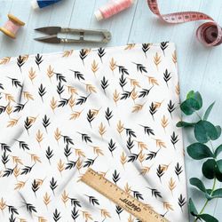 Ткань габардин пожелтевшие листья на белом фоне