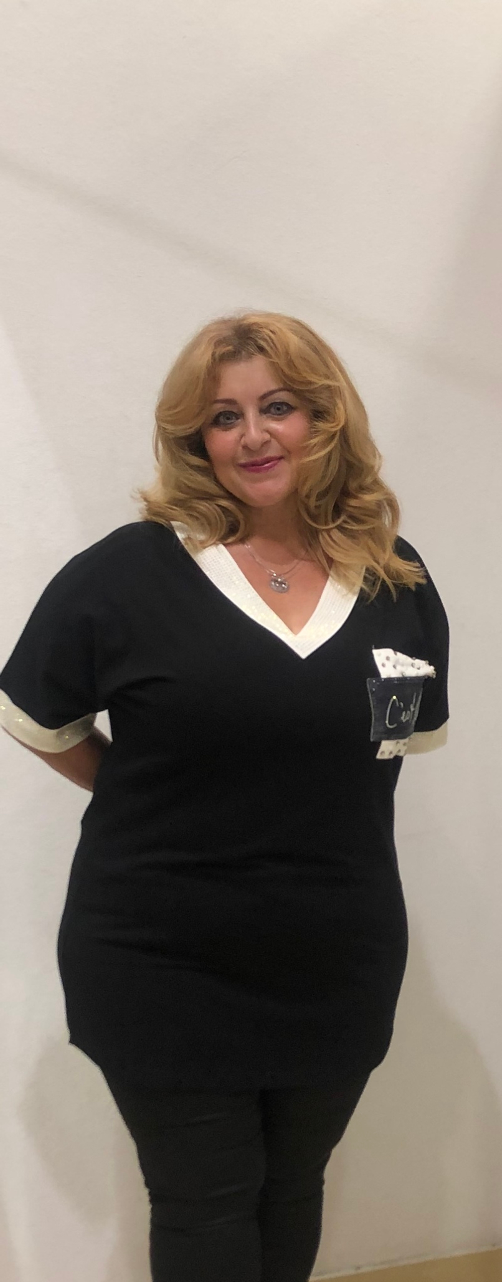 Черная хлопковая туника с коротким рукавом и белым стразовым вырезом