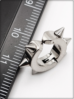 Клипса стальная с шипами для имитации пирсинга уха.