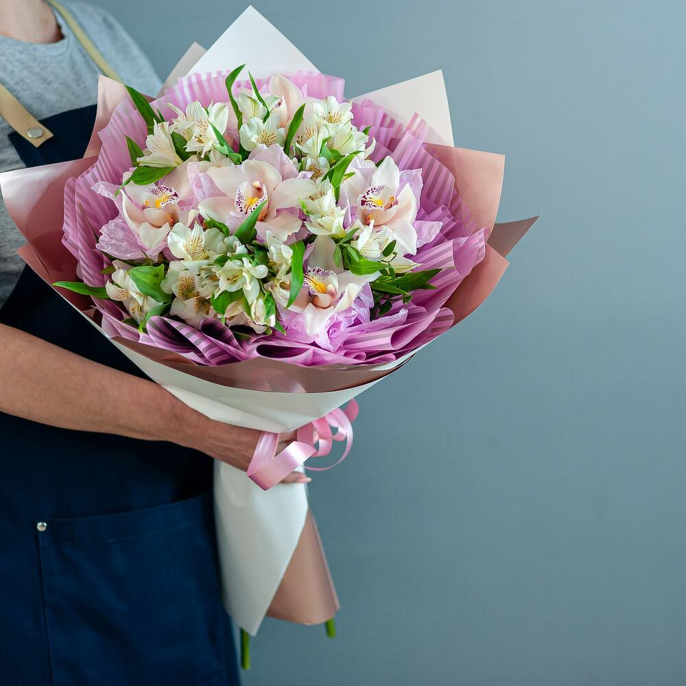 Нежный букет с орхидеей