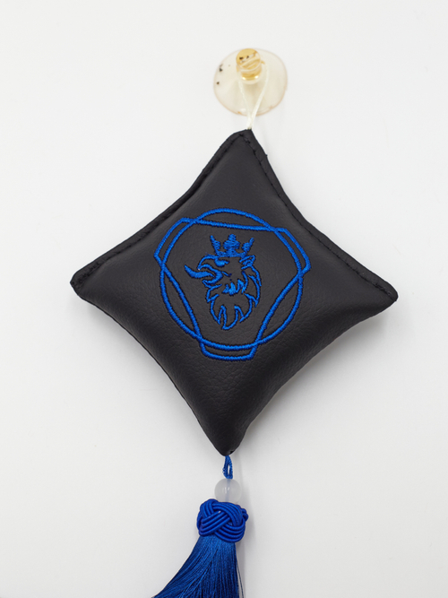 Ромб объемный на присоске SCANIA (экокожа, черный, синяя вышивка, кисть)