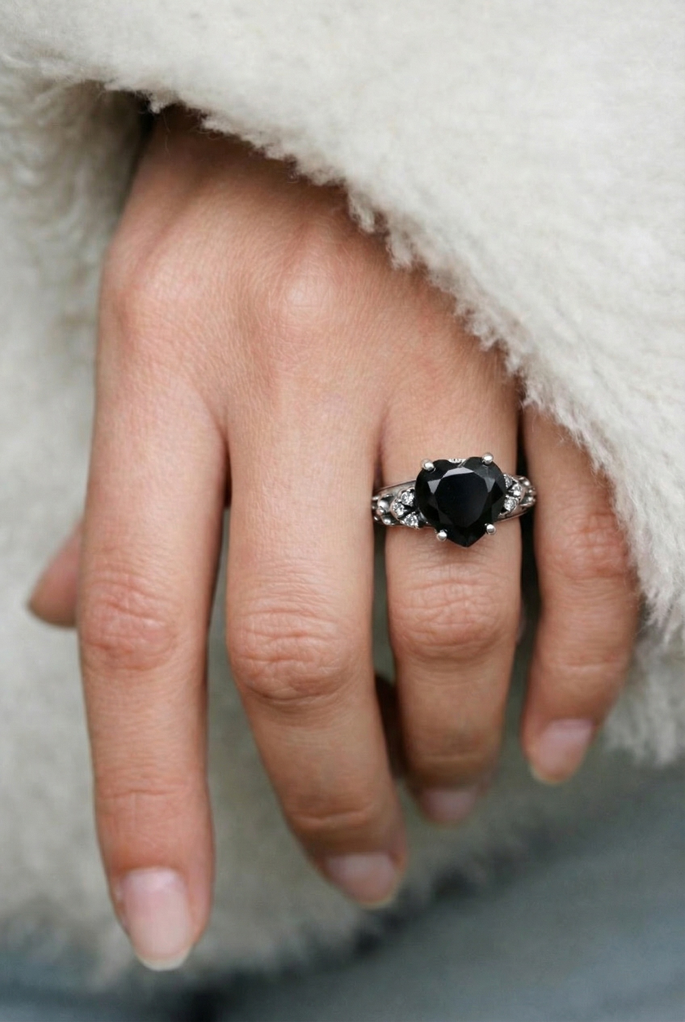 Серебряное кольцо с черным фианитом огранки сердце