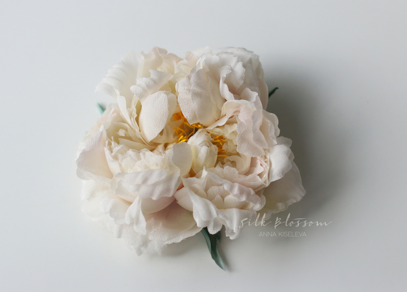Брошь Белый Пион из натурального шелка