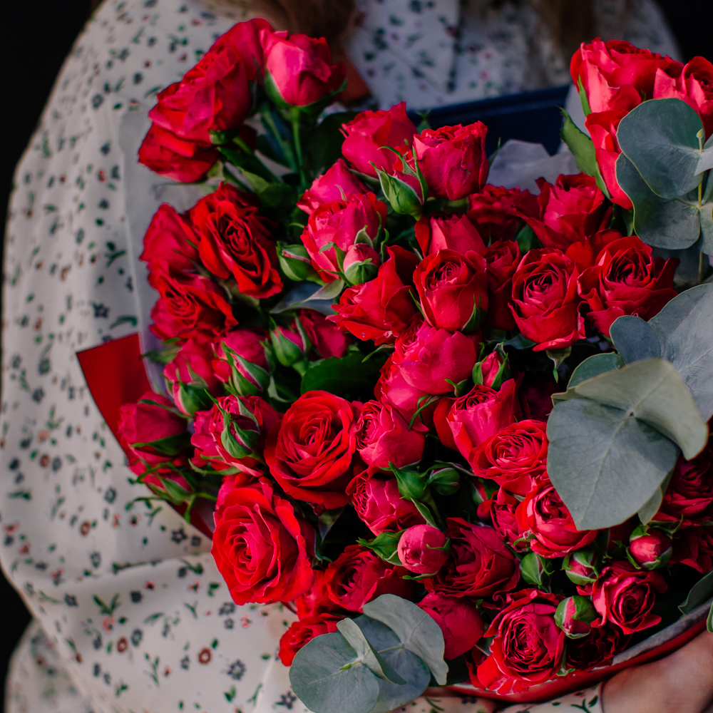 45. Страстный алый букет из кустовых роз и эвкалипта