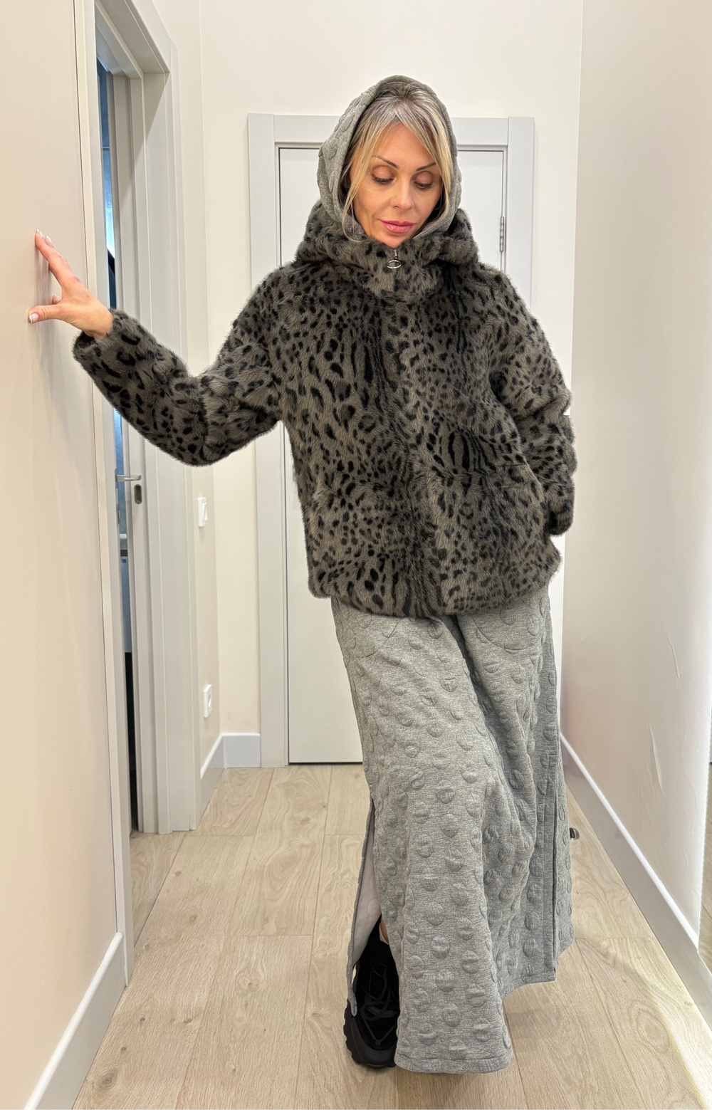 Шуба леопард с поясом / серый