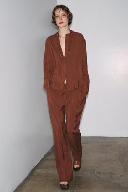 ZARA РУБАШКА ИЗ СТРУЯЩЕЙСЯ ТКАНИ — ZW COLLECTION, КАРАМЕЛЬНЫЙ