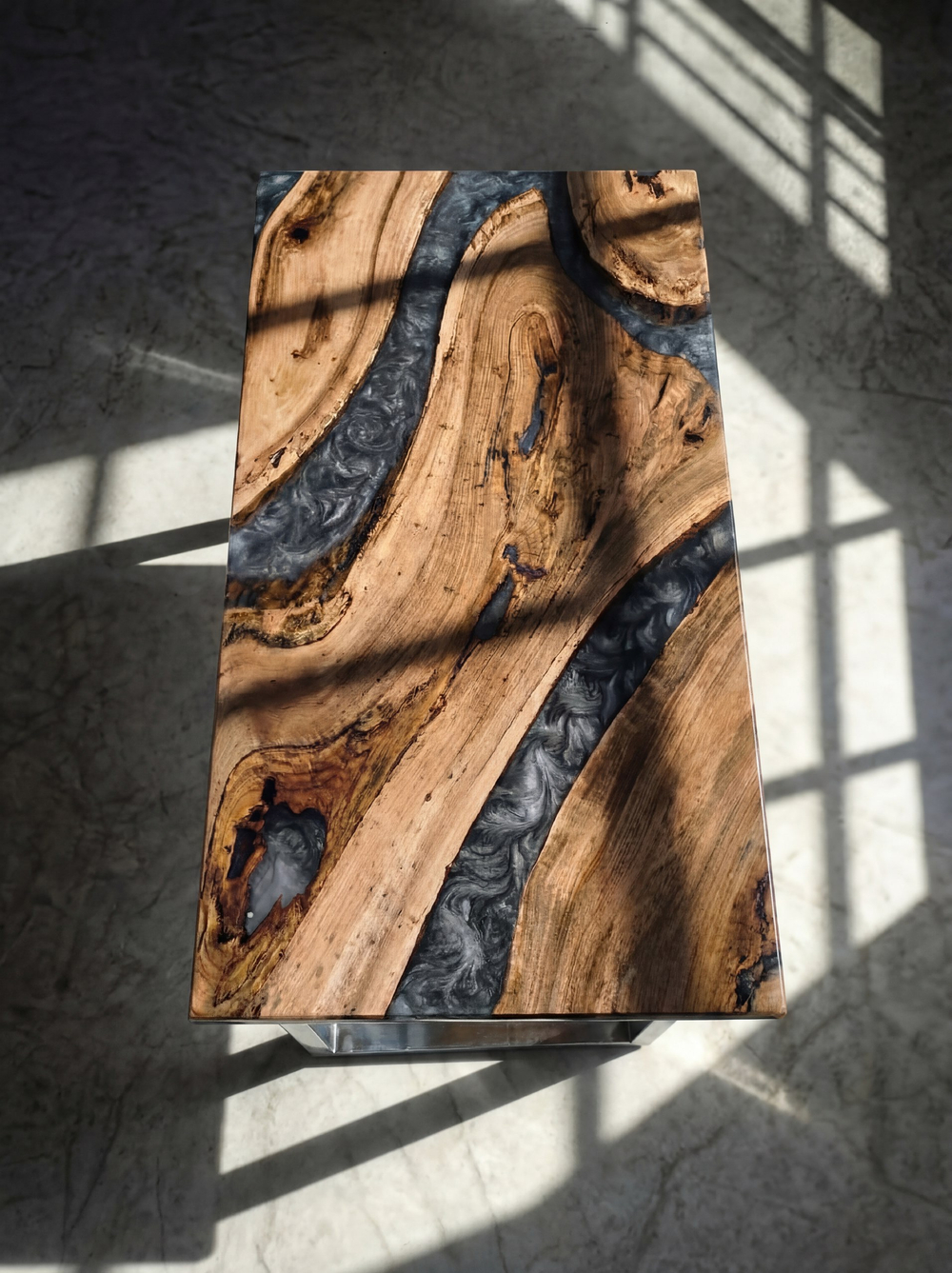 Стол из ореха с эпоксидной смолой