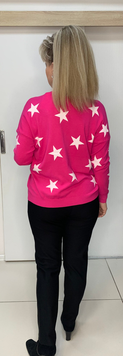 Тонкий джемпер с белыми звездами.