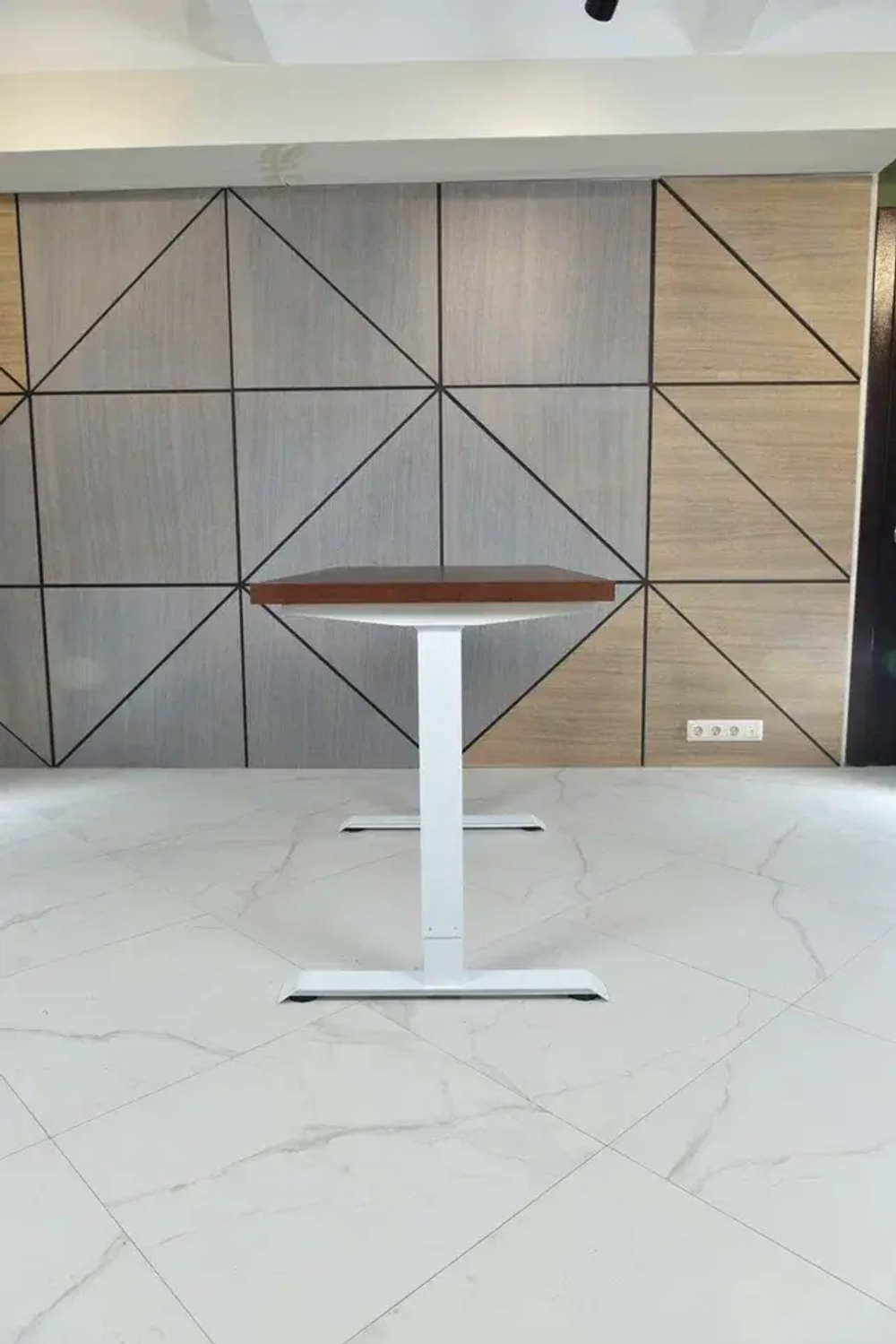 Регулируемый компьютерный стол Bazalt с регулировкой по высоте — столешница МДФ Красное дерево