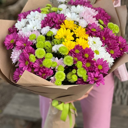 Букет из 25 разноцветных хризантем