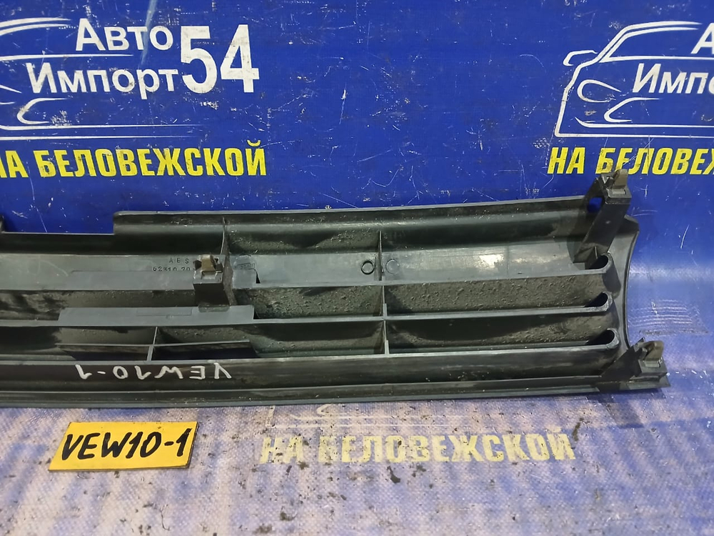 Решетка радиатора NISSAN AVENIR 1997