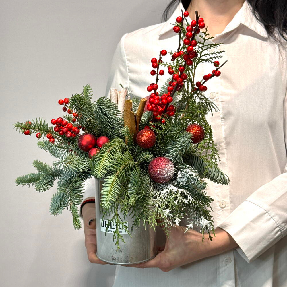 «Алая сказка» композиция с елью Нобилис , илексом и елочными шарами на Новый год