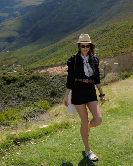 Федора с кожаным ремешком насквозь