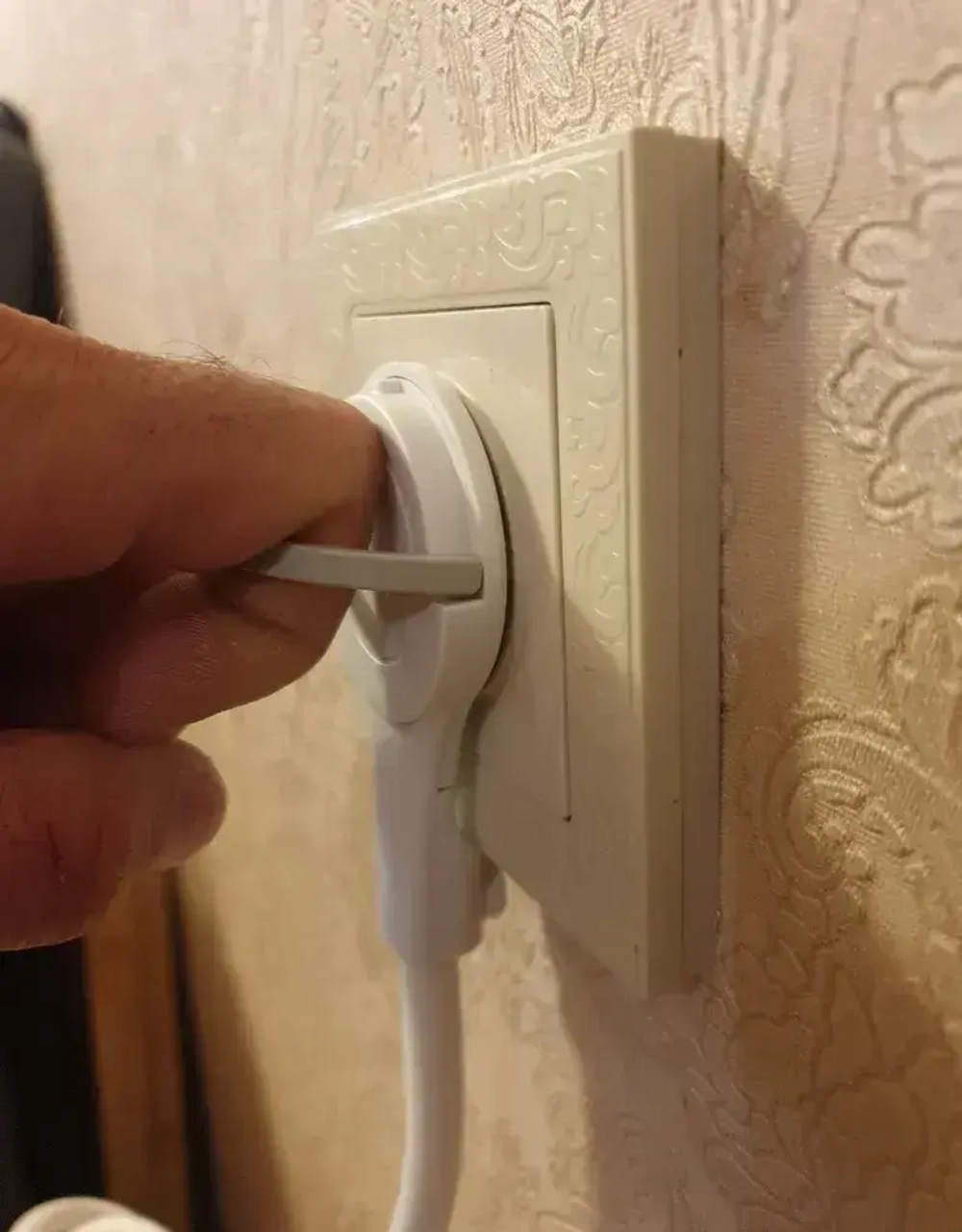 Удлинитель 2 розетки 1метр с плоской потайной вилкой невидимкой угловой