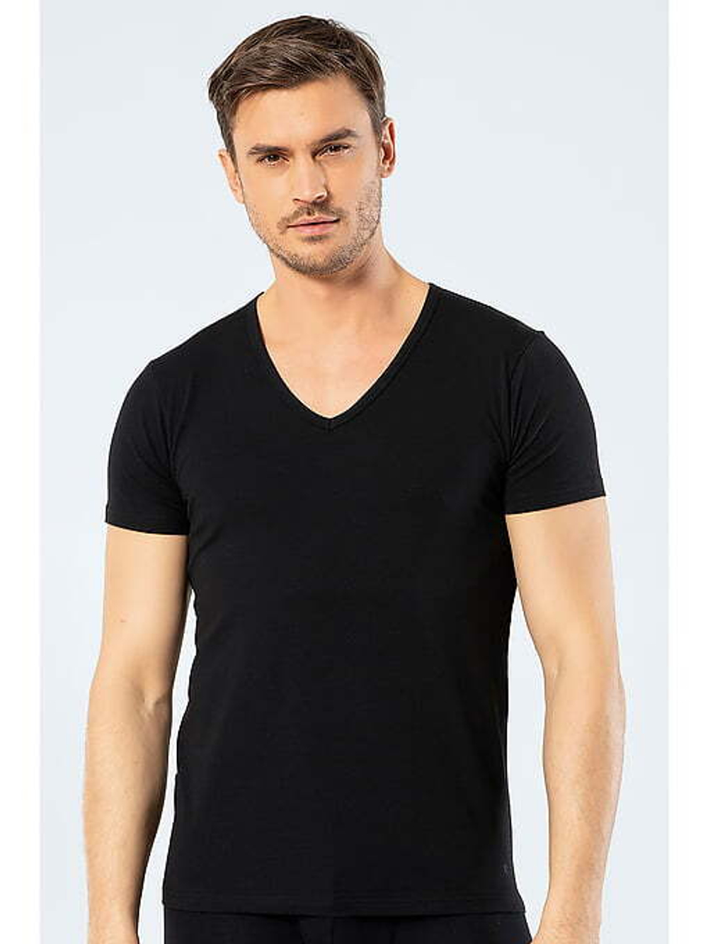 Футболка мужская с V-образным вырезом черный