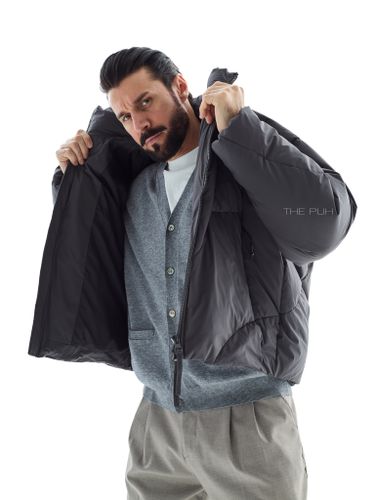 Графитовый короткий пуховик с фигурными швами