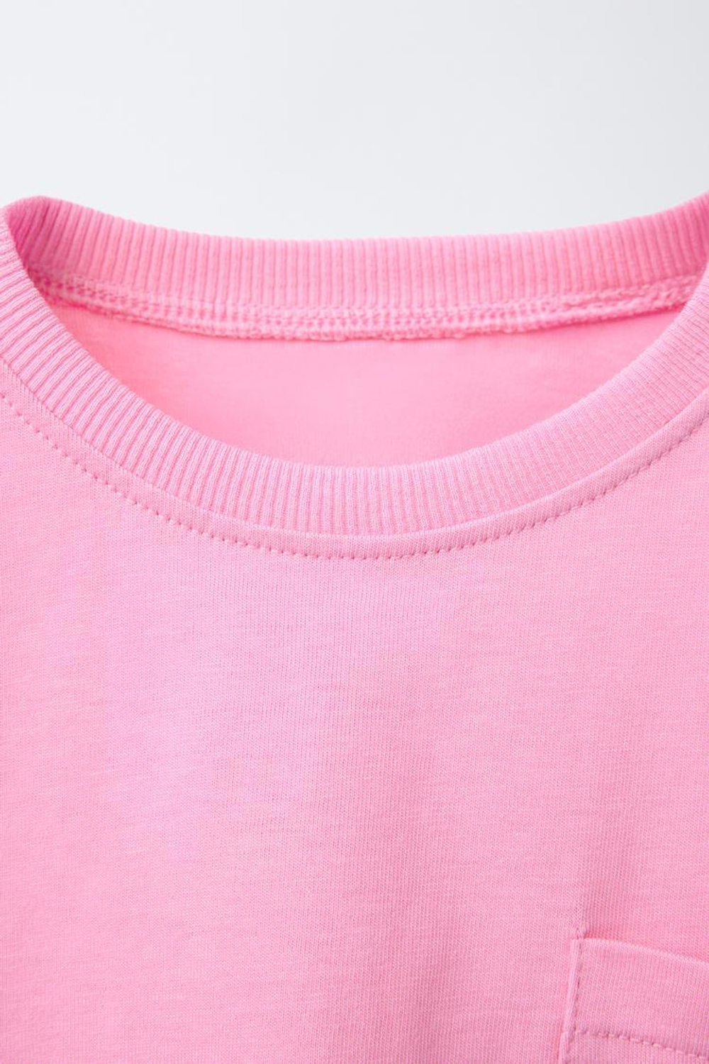 ZARA ФУТБОЛКА С КАРМАНОМ С ВЫШИВКОЙ, РОЗОВЫЙ