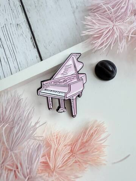 Брошь-значок "Рояль"