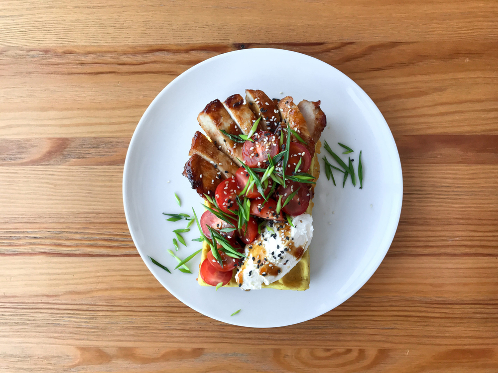 Несладкая вафля с курицей терияки, томатами и сыром