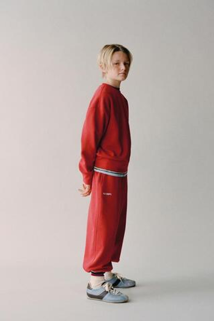 ZARA БАЗОВАЯ ТОЛСТОВКА С НАДПИСЬЮ И НАШИВКОЙ, КРАСНЫЙ