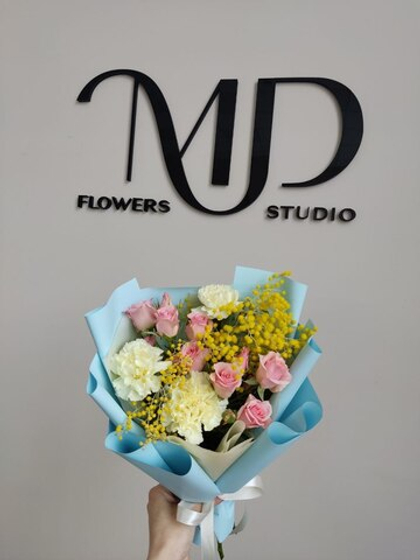 Яркий букет с мимозой