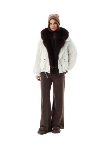 Короткий белый пуховик с воротником из лисы