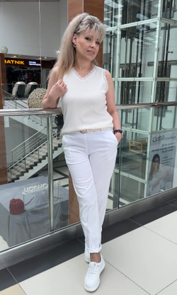 Белые брюки на резинке с кармашками