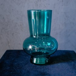 14. Бирюзовая стеклянная ваза необычной формы