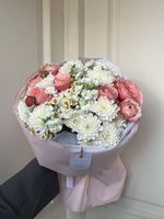 Авторский букет из хризантемы, яркой пионовидной розы, ромашки и маттиолы