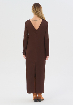 Платье жатка с открытой спиной коричневое