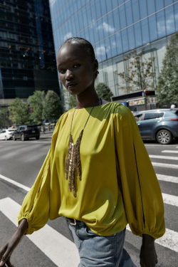 ZARA АТЛАСНЫЙ ТОП С РАЗРЕЗАМИ НА РУКАВАХ, ЛАЙМОВЫЙ