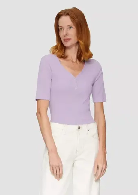 Футболка базовая в рубчик с вырезом