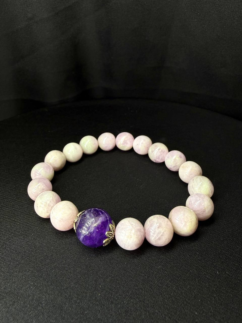 Браслет из Кунцита с бусиной Аметиста