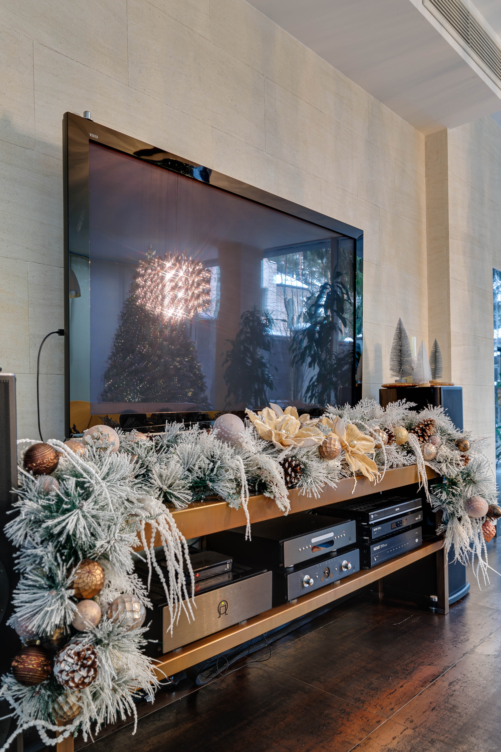 Дизайнерская заснеженная ель "Зимний карнавал"