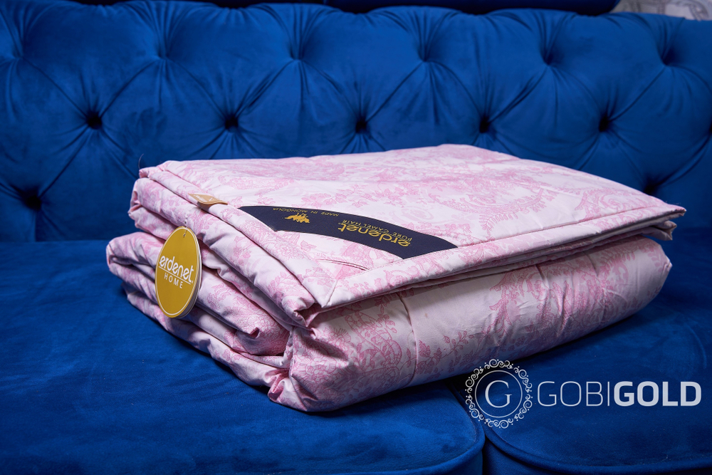 Одеяло стеганое из 100% верблюжьего пуха 200х220 см. (ERDENET) - розовый орнамент