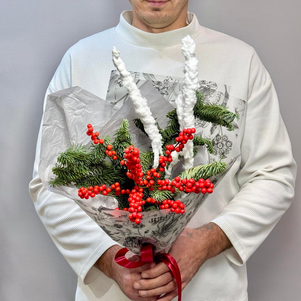 «Северная ягода» букет из нобилиса (ели) и Илекса