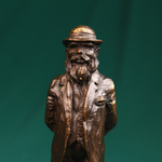 Коллекционная миниатюра «Мужчина в стильном костюме»