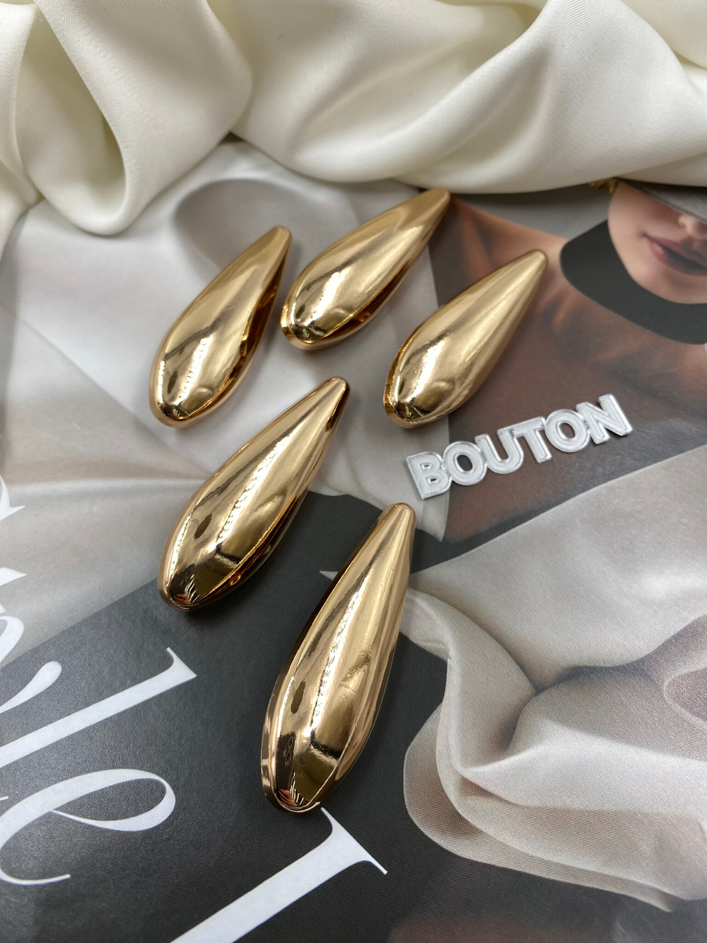 Пуговицы вытянутые в форме капли золотистые