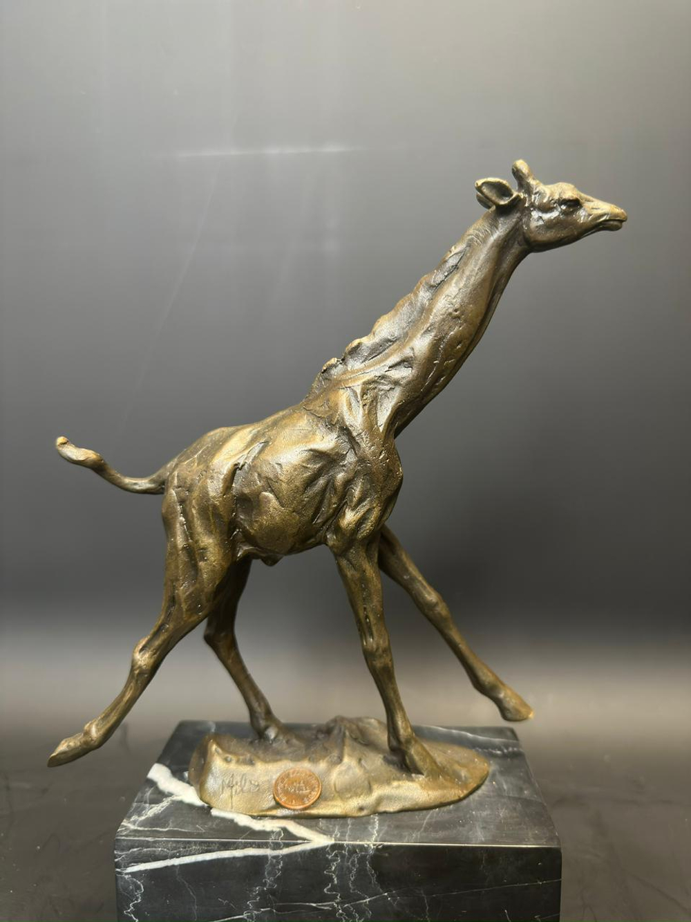 Бронзовая статуэтка «Жираф на постаменте»