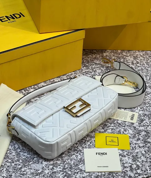 Сумка из кожи Fendi Baguette белый