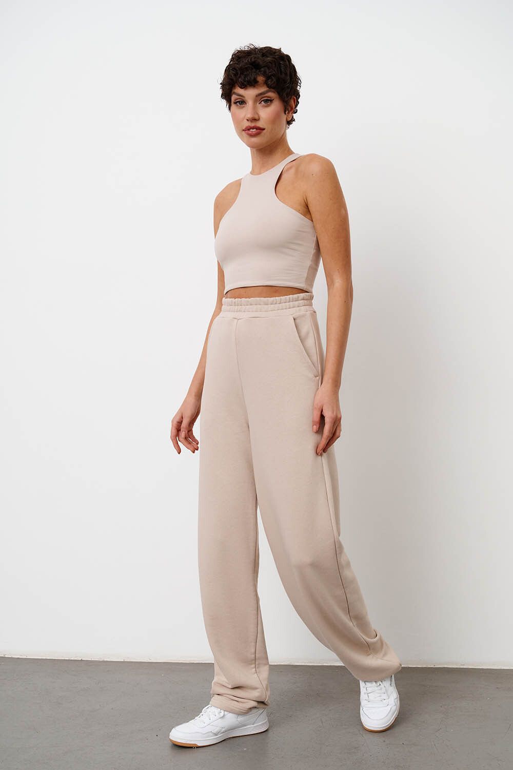 Кроп майка из хлопка серо-бежевого цвета