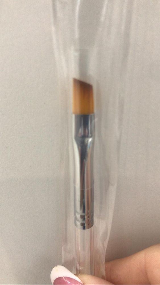 Кисть для окрашивания бровей синтетическая со скосом ,белая ручка, Levissime