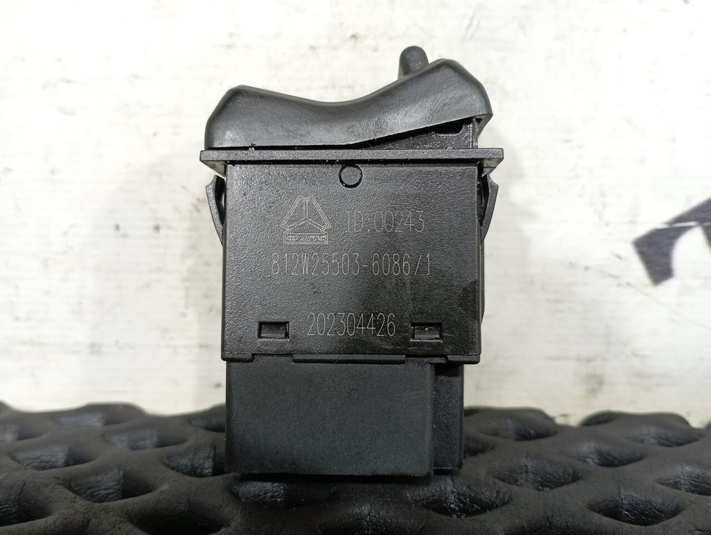 Кнопка переключения топливных баков