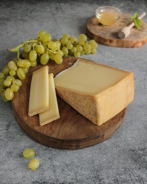 Сыр Бофор с мытой коркой 245гр, шт
