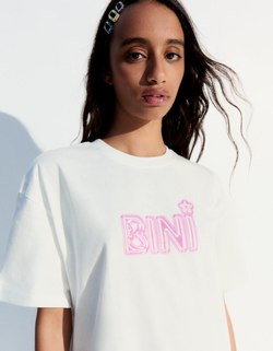 BERSHKA Футболка оверсайз с принтом BINI, белый