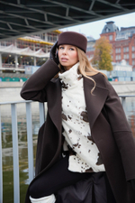 Меховая манишка с шоколадными пятнами