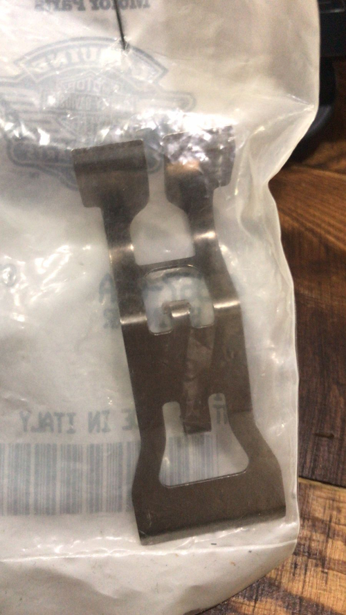 42867-06A ПРИЖИМНАЯ ПРУЖИНА ТОРМОЗНЫХ КОЛОДОК ОСОБОЙ ФОРМЫ (СТАЛЬ)